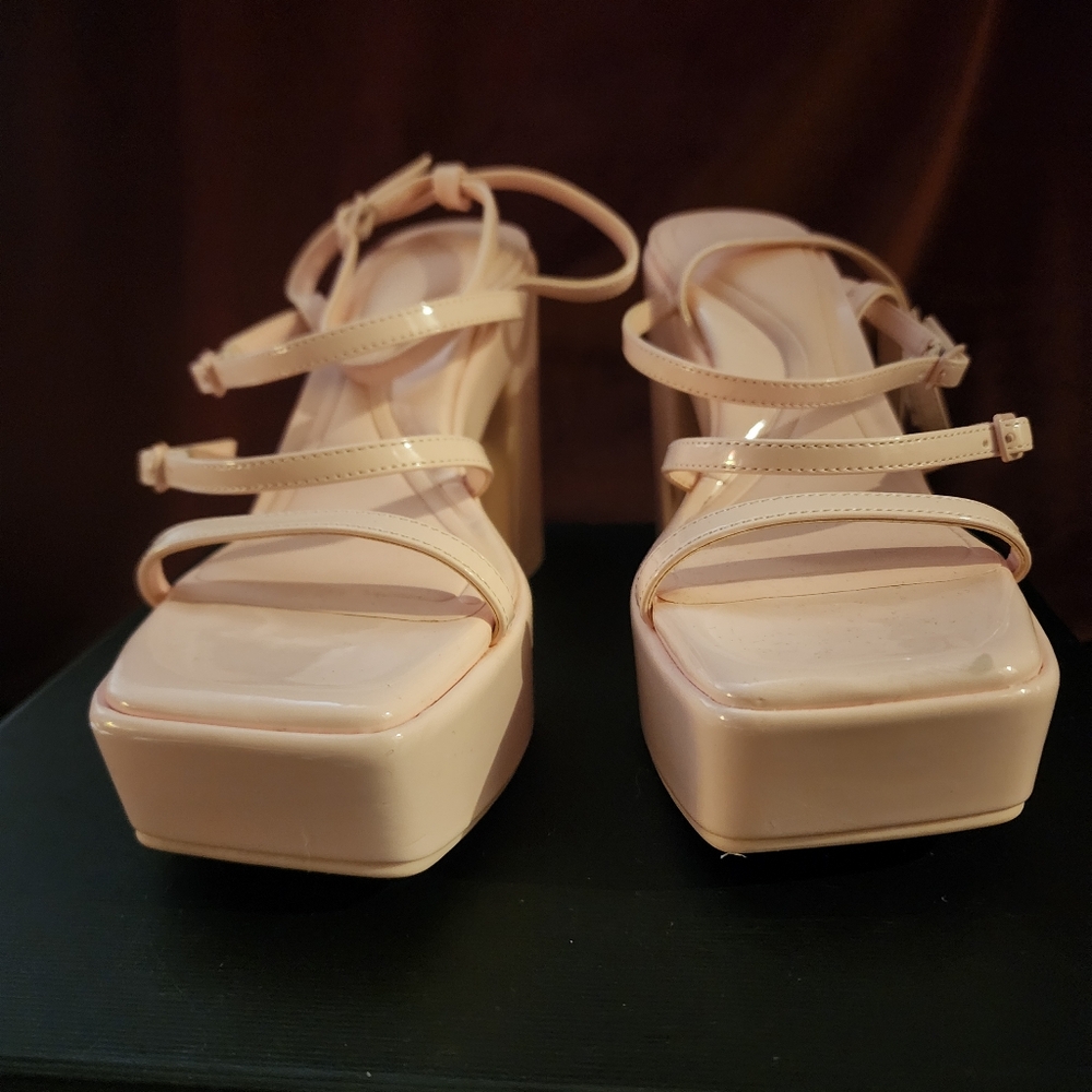 Gianni Bini Sandal Platforms